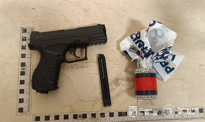 Pistola de aire comprimido y balines intervenidos.