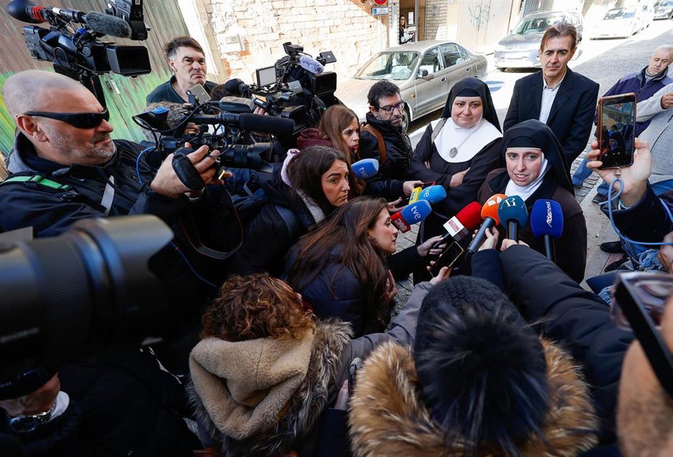 Archivo - Dos exmonjas de Belorado, ofrecen declaraciones a la prensa tras llegar a los juzgados de Briviesca, a 28 de noviembre de 2025, en Belorado, Burgos, Castilla y León, (España)