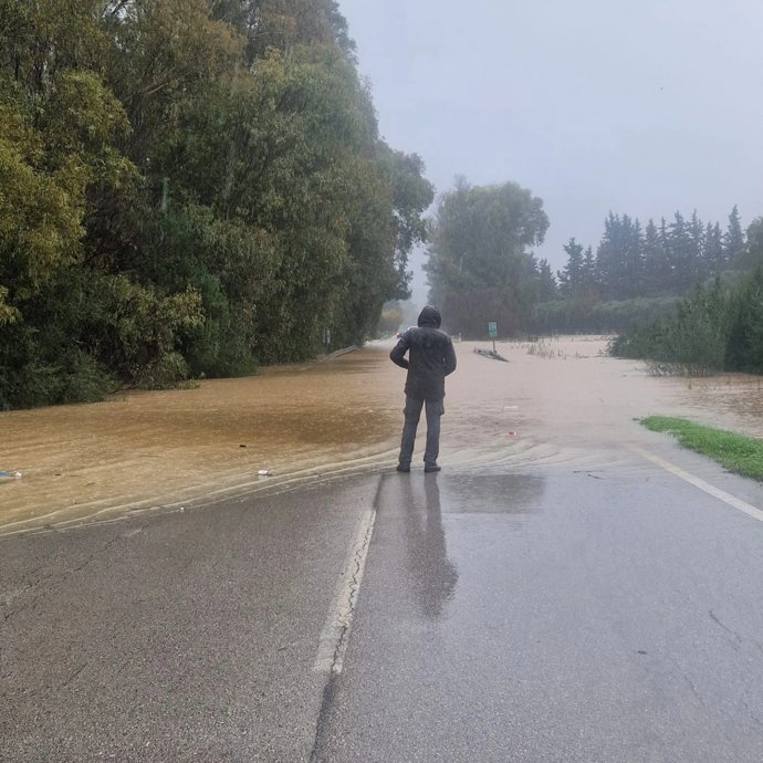 Carretera de acceso a Jimena de la Frontera (Cádiz) inundada de agua tras el paso de la borrasca 'Francis' el pasado 4 de enero. ARCHIVO.