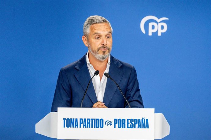 Archivo - El vicesecretario de Hacienda, Vivienda e Infraestructuras del PP, Juan Bravo, durante una rueda de prensa, en la sede del PP, a 11 de agosto de 2025, en Madrid (España).