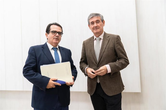 El diputado de Fomento de Almería, Antonio Jesús Rodríguez, junto al alcalde de Adra y diputado provincial, Manuel Cortés.