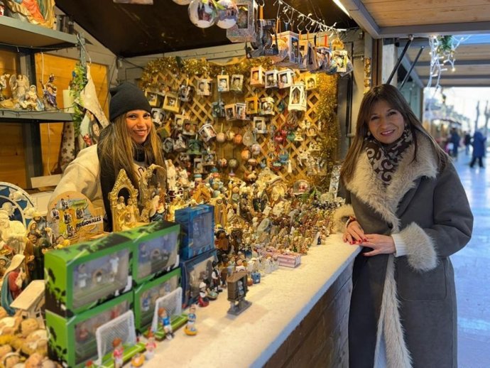 La Concejala De Economía, Transformación Digital Y Políticas Sociales, Leticia González, En Uno De Los Puestos Del Mercado De Navidad.