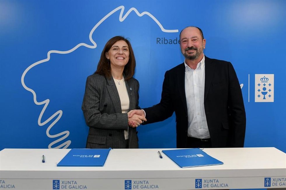La conselleira de Medio Ambiente, Ángeles Vázquez, y el director de la Axencia Turismo de Galicia, Xosé Merelles, firman un convenio para el diseño del trazado definitivo del Camiño do Litoral.