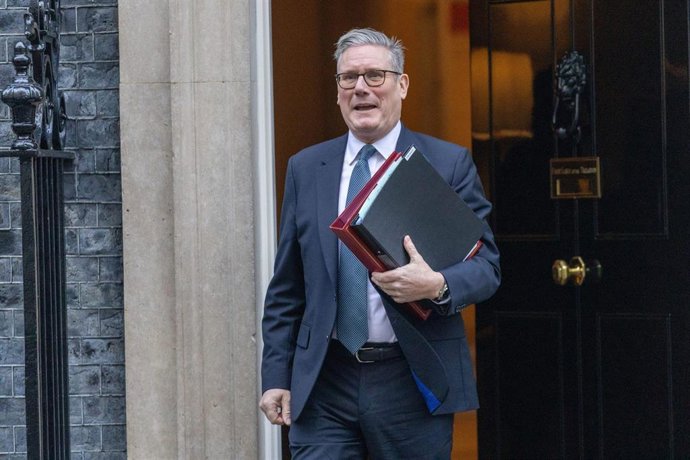El primer ministro britanico, Keir Starmer, sale de Downing Street antes de participar en la sesión en la Cámara de los Comunes. 