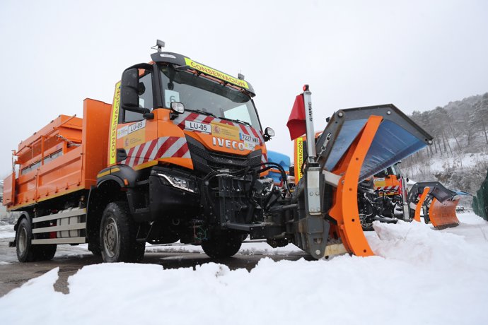 Quitanieves trabajando, a 6 de enero de 2026, en Pedrafita do Cebreiro, Lugo, Galicia (España). El Centro Integrado de Respuesta a Emergencias ha registrado este martes 26 incidencias relacionadas con la nieve o con el hielo, aunque sin heridos.
