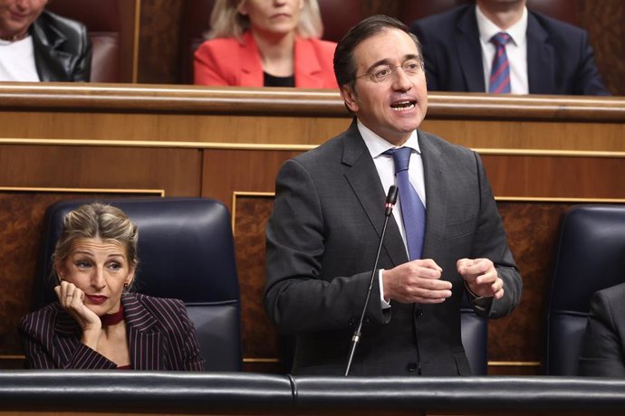 El ministro de Asuntos Exteriores, Cooperación y Unión Europea, José Manuel Albares, interviene durante una sesión de control al Gobierno, en el Congreso de los Diputados, a 10 de diciembre de 2025, en Madrid (España). El Gobierno se enfrenta una semana m