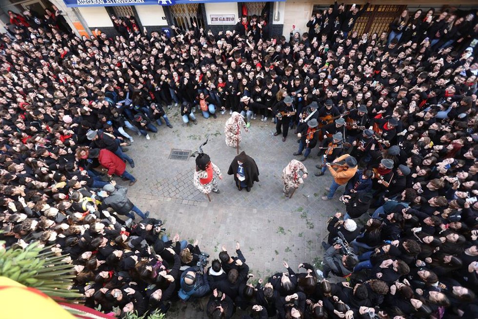 Archivo - Centenares de personas se reúnen en torno a los 'Dimonis', a 16 de enero de 2023, en Manacor, Mallorca, Islas Baleares, (España).   