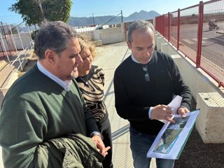 El delegado territorial de Desarrollo Educativo y FP en Almería, Francisco Alonso, durante la visita al CEIP Virgen del Mar de Cabo de Gata.