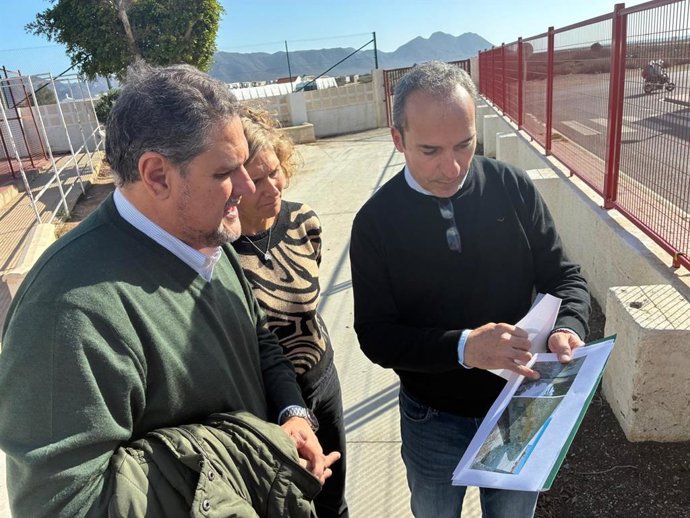 El delegado territorial de Desarrollo Educativo y FP en Almería, Francisco Alonso, durante la visita al CEIP Virgen del Mar de Cabo de Gata.