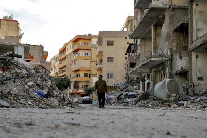 Archivo - Un hombre camina por una calle de Tiro, en Líbano, tras un ataque ejecutado por el Ejército de Israel (archivo)