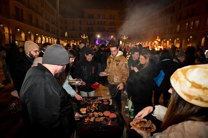Archivo - Diferentes momentos de la Revetla de Sant Sebastià en Palma.