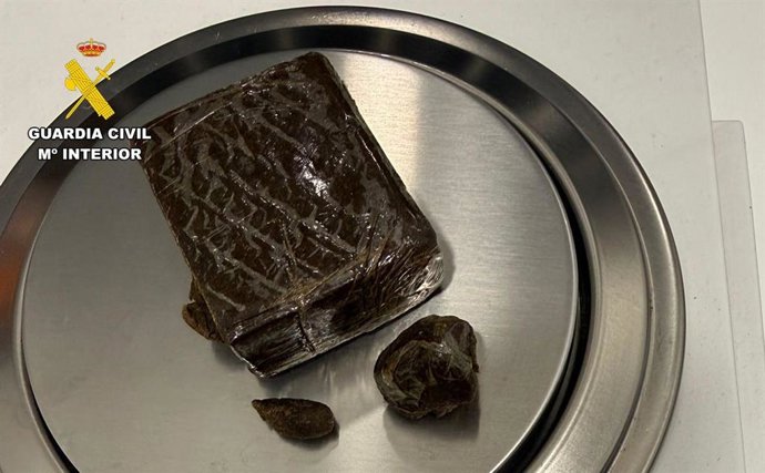 Pastilla de hachís intervenida a un joven en un autobús en Crestatx.