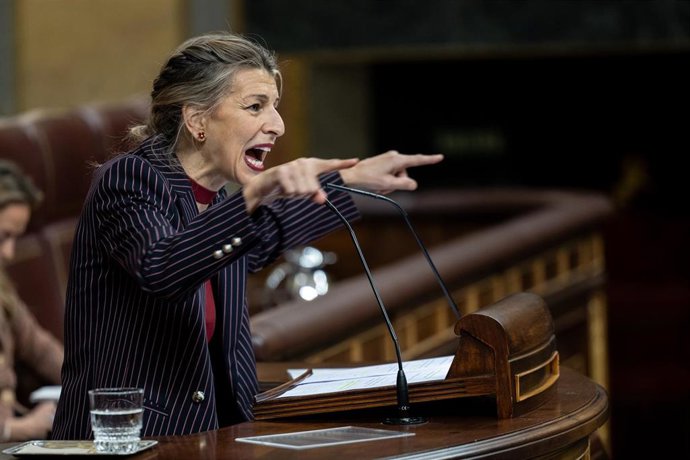 La vicepresidenta segunda y ministra de Trabajo y Economía Social, Yolanda Díaz, durante una sesión de control al Gobierno, en el Congreso de los Diputados, a 10 de diciembre de 2025, en Madrid (España). 