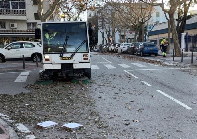 El Ayuntamiento despliega un dispositivo especial de limpieza con más de 60 operarios y de una veintena de barredoras para paliar los efectos del temporal.