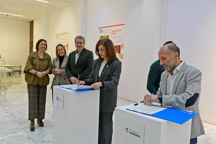 La conselleira de Medio Ambiente e Cambio Climático, Ángeles Vázquez, firma un convenio con el alcalde de Ourense, Gonzalo Pérez Jácome, para la creación del primer refugio climático urbano de Galicia en Ourense