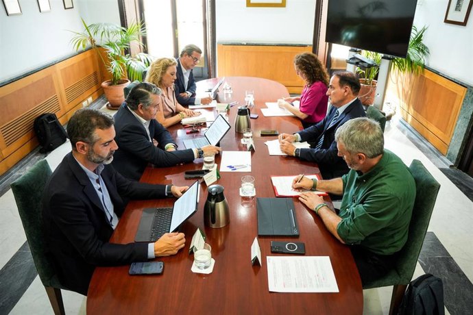 Archivo - Reunión de consejeros de la Junta con los responsables de patronal y sindicatos en la mesa de diálogo social para tratar los aranceles. En el Palacio de San Telmo, a 1 de julio de 2025 en Sevilla (Foto de archivo).