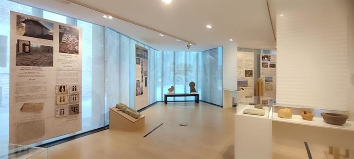 Gaur egunera arte iritsi diren aztarna materialak eta dokumentuak hartzen ditu oinarri erakusketak 