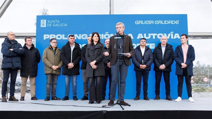 O presidente dá Xunta, Alfonso Rueda, acompañado da conselleira de Vivenda e Planificación de Infraestruturas, María Martínez Allegue, agarraches ao acto de pesentación do proxecto de prolongación da autovía da Costa da Morte