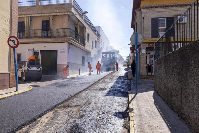 Archivo - Obras de mejora en la red de agua en Mairena del Aljarafe (Sevilla)