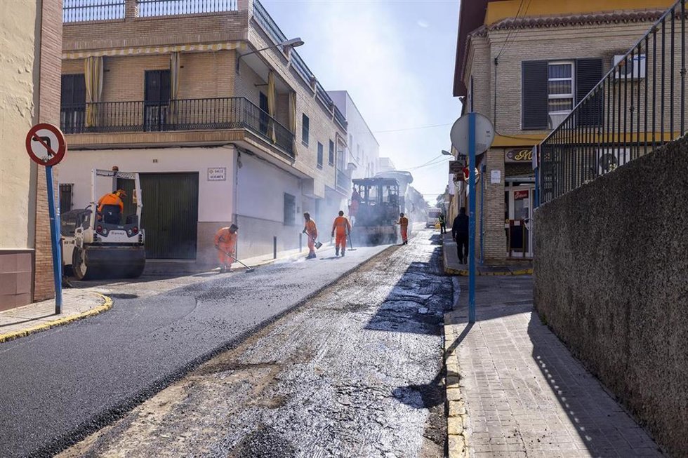 Archivo - Obras de mejora en la red de agua en Mairena del Aljarafe (Sevilla)