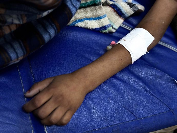 Archivo - May 31, 2025, Khan Yunis, Gaza Strip, Palestinian Territory: Palestinian child Mais Abdel Aal, 10 years old and displaced to the Al-Mawasi area west of Khan Younis, is receiving medical care at Nasser Medical Complex after being shot by a drone 