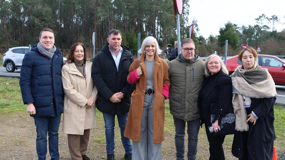 Los parlamentarios del PSdeG Aitor Bouza, Obdulia Taboadela y Aitor Bouza junto a otros cargos socialistas en Vimianzo (A Coruña)