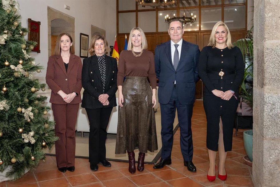 La presidenta de la Junta de Extremadura en funciones, María Guardiola, recibe a la presidenta de Fundación Caja Extremadura, Pilar García Ceballos-Zúñiga, y al presidente de la Fundación Cajalmendralejo, Fernando Palacios.