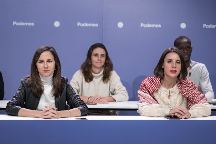 Archivo - Arquivo - A secretária-geral do Podemos, Ione Belarra (à esquerda), e a secretária política do Podemos e eurodeputada Irene Montero (à direita) presidem o Conselho Estadual de Cidadãos do Podemos na sede do Podemos, em 22 de novembro de 2025, em