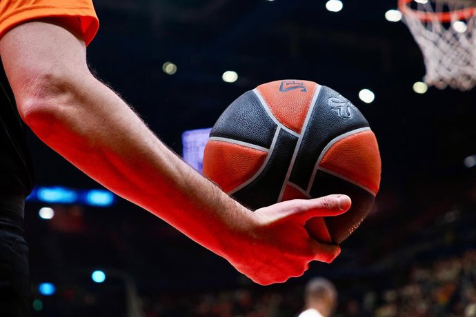 Archivo - Spalding official match ball during the Turkish Airlines Euroleague basketball match between EA7 Emporio Armani Milano and LDLC Asvel Villeurbanne on December 6, 2024 at Mediolanum Forum in Milan, Italy - Photo Savino Paolella / LiveMedia / DPPI