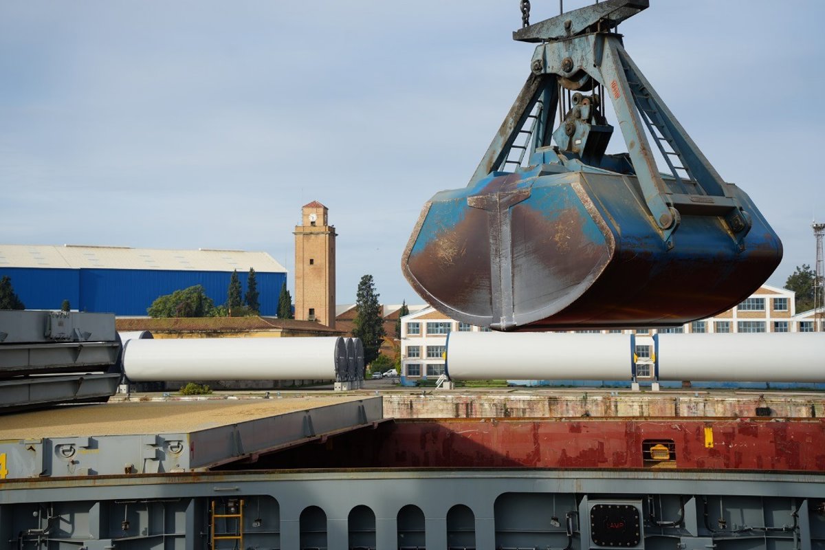 El Puerto de Sevilla registra una jornada récord de atraques con 18 buques en sus muelles