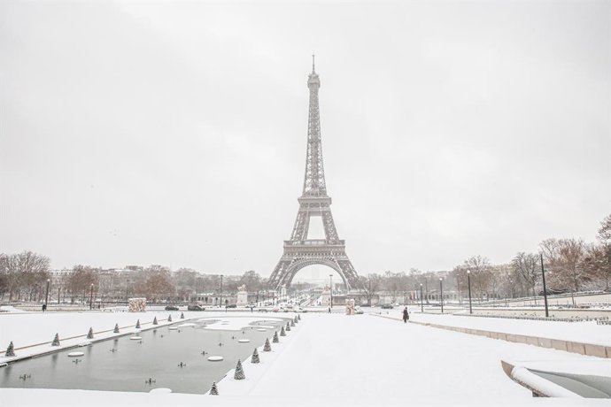 07 January 2026, France, Saint Ouen: The French capital covered in snow. Snow and freezing conditions have stopped school buses, and disrupted train services in some regions. Flights were cancelled in Paris and in Nantes in the west. Photo: Sadak Souici/Z