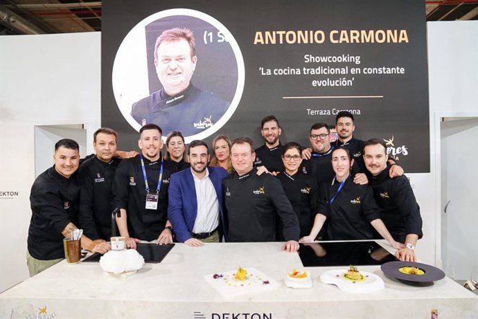 El diputado de Promoción de la Provincia de Almería, Carlos Sánchez, durante un 'showcooking'.