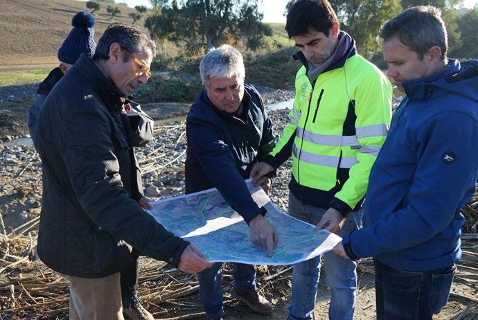 El delegado territorial de Agricultura, Pesca, Agua y Desarrollo Rural de la Junta de Andalucía en Málaga, Fernando Fernandez Tapia-Ruano, junto al alcalde de Coín, Francisco Cantoss, durante su visita al río Grande.