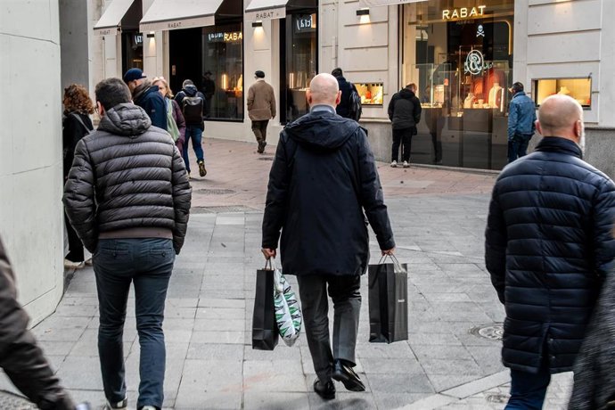 Imagen de comercios de la capital hispalense anunciando sus Rebajas de Invierno. 