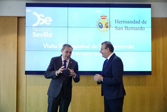 El presidente de la Diputación de Sevilla, Javier Fernández,  con el hermano mayor de la Hermandad de San Bernardo, José García