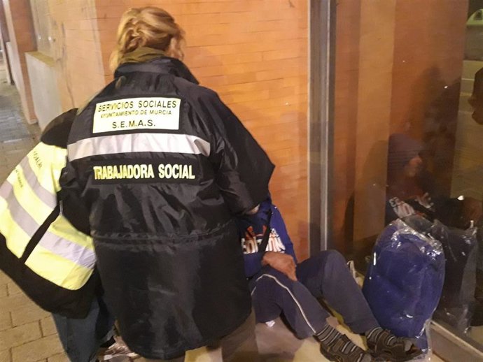 Archivo - Personal del SMS atendiendo a una persona durante la Operación Frío, en una imagen de Archivo