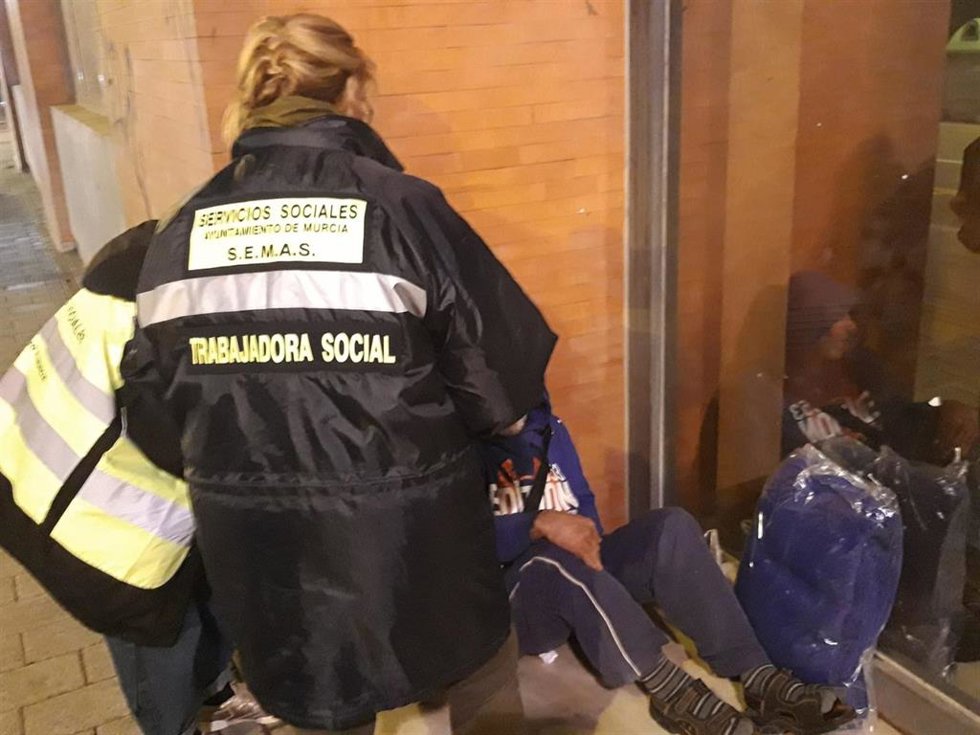 Archivo - Personal del SMS atendiendo a una persona durante la Operación Frío, en una imagen de Archivo