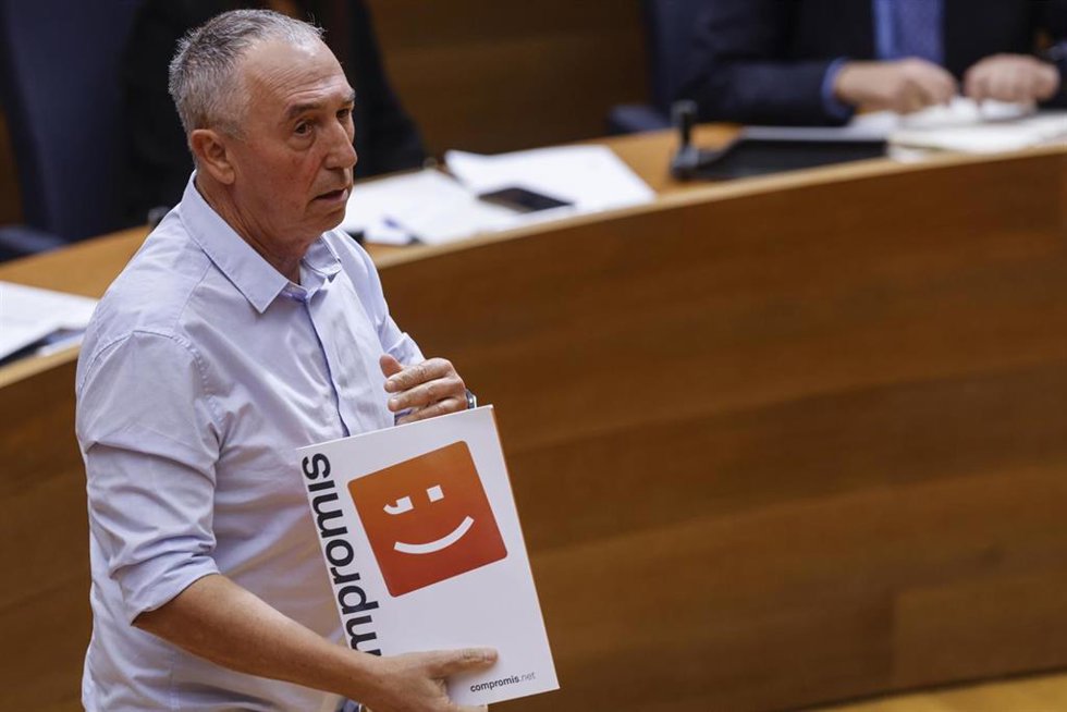 Archivo - El portavoz de Compromís en Les Corts, Joan Baldoví, interviene durante una sesión de control al president de la Generalitat, a 2 de octubre de 2025, en Valencia