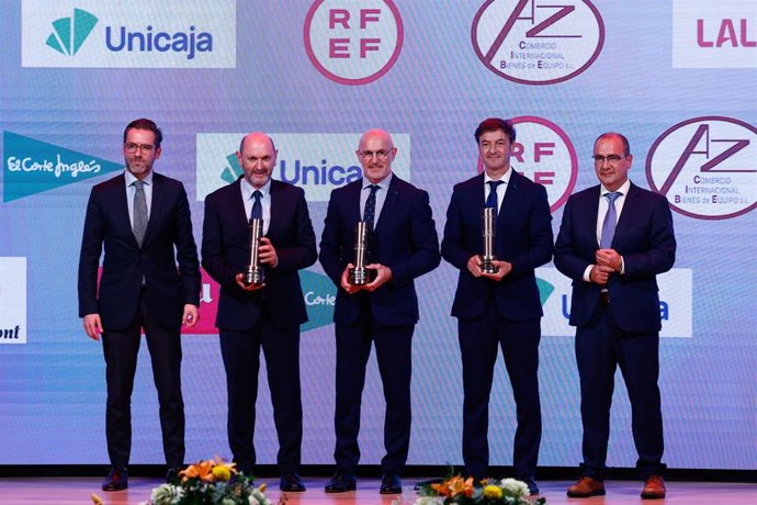 Archivo - El presidente de la RFEF, Rafael Louzán, y los seleccionadores nacionales Luis de la Fuente y Santi Denia fueron premiados por la APDM en la gala de 2025.