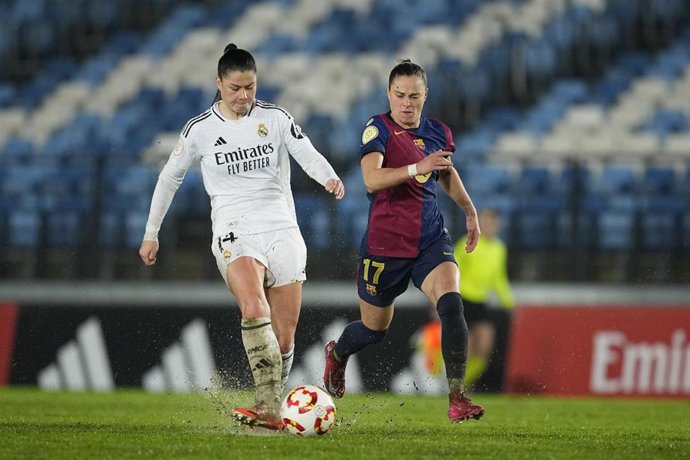 Archivo - Maria Méndez y Ewa Pajor pugnan por un balón en la ida de las semifinales de la Copa de la Reina 24-25