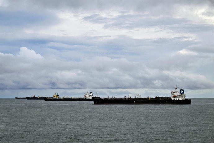 Archivo - Arquivo - 1º de dezembro de 2025 - Colón, Panamá - Navios cargueiros e petroleiros são vistos ancorados nas proximidades da Baía de Limón, enquanto aguardam para atravessar o Canal do Panamá, em 1º de dezembro de 2025, em Colón, Panamá. O Canal 