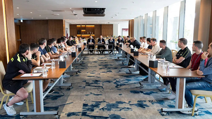 Reunión entre el presidente de la RFEF, Rafael Louzán, y los máximos responsables del CTA y los colegiados designados para los encuentros de la Supercopa de España.