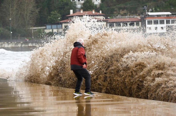 Archivo - Un hombre contempla de cerca el oleaje en Zarautz