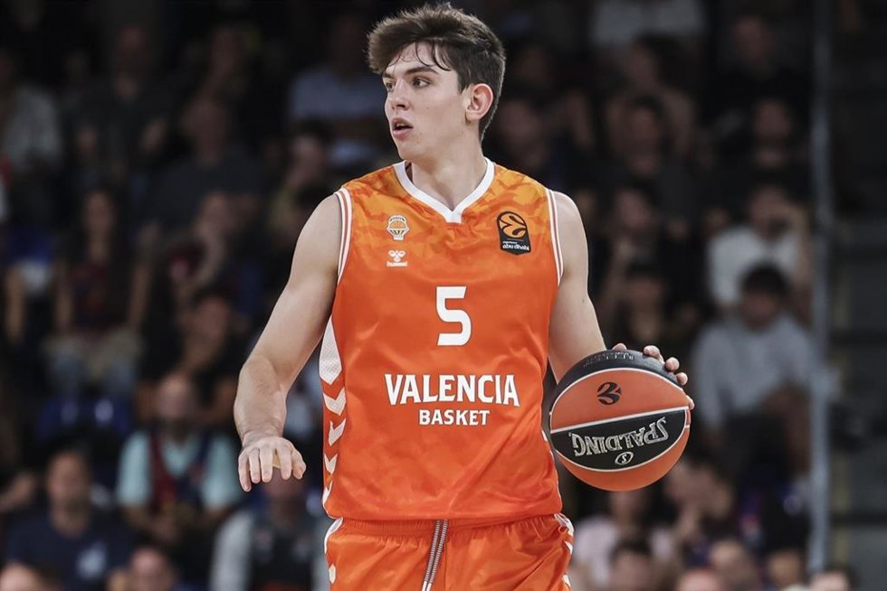 Archivo - Sergio de Larrea (Valencia Basket) en un duelo de la Euroliga frente al Bara