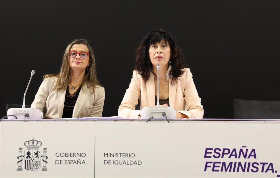 Archivo - La ministra de Igualdad, Ana Redondo (d), y la jueza Carmen Martínez Perza (i) durante la presentación de la Macroencuesta de Violencia contra la Mujer.
