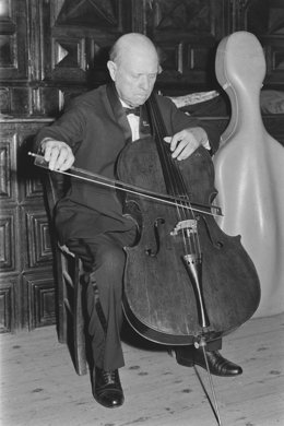 El músico Pau Casals ensayando en Prada en una imagen de archivo
