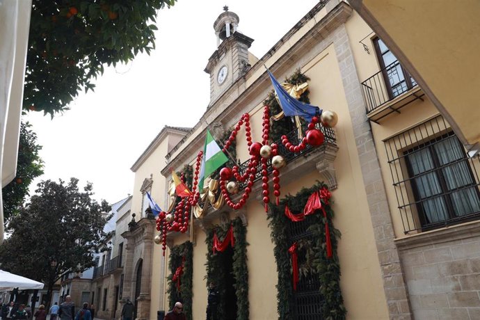 Fachada del Ayuntamiento de Jerez de la Frontera (Cádiz) con la decoración navideña.