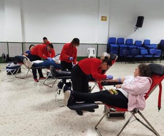 Varias personas participan en una donación de sangre.