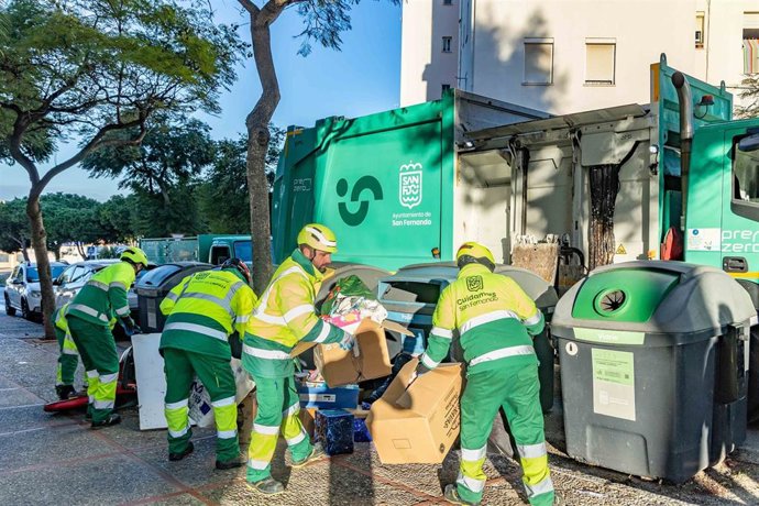Efectivos del servicio de limpieza de San Fernando (Cádiz) actúan para recoger los residuos generados durante la Cabalgata de Reyes y la jornada del 6 de enero.