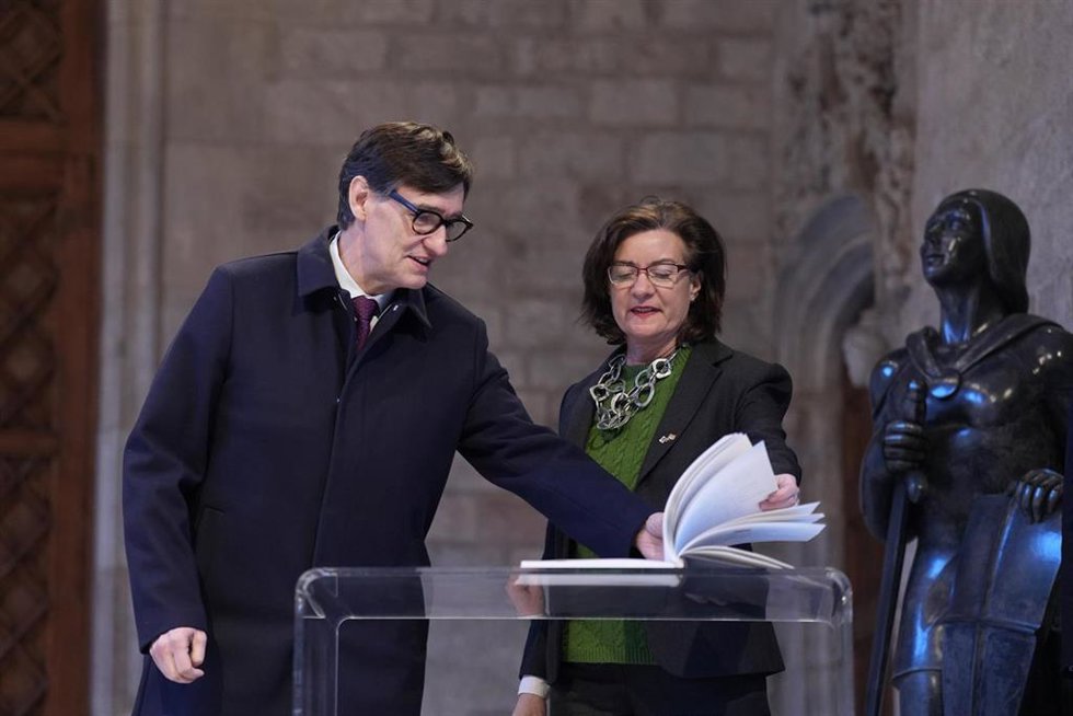 La primera ministra de Gales, Eluned Morgan, firma el acuerdo de colaboración junto al presidente de la Generalitat, Salvador Illa, a 7 de enero de 2026, en Barcelona, Cataluña (España). La reunión se produce para firmar un acuerdo de colaboración entre